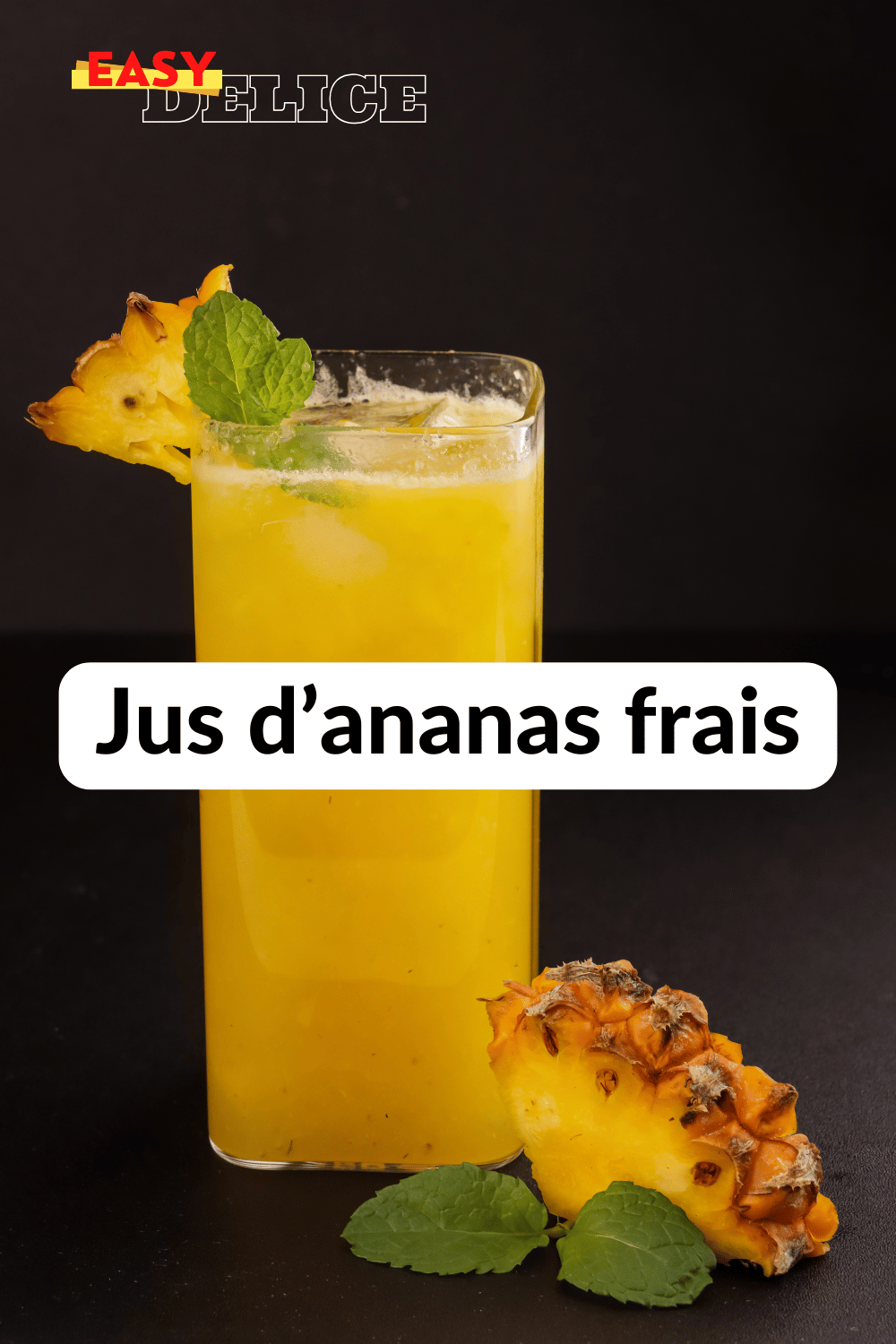 Jus d’ananas frais dans un verre, décoré d’une tranche d’ananas et de glaçons, une boisson tropicale et rafraîchissante