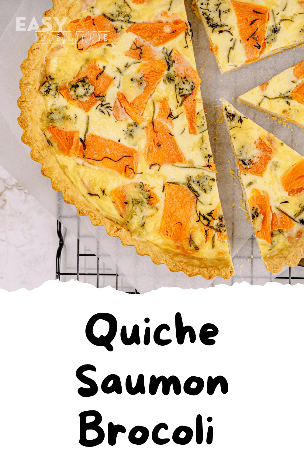 Quiche saumon brocoli dorée et appétissante, prête à être servie avec une salade verte.