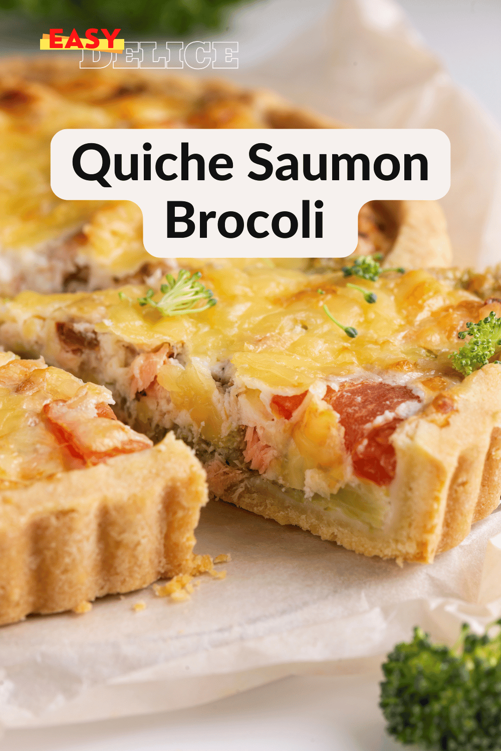 Quiche saumon brocoli dorée et appétissante, prête à être servie avec une salade verte.