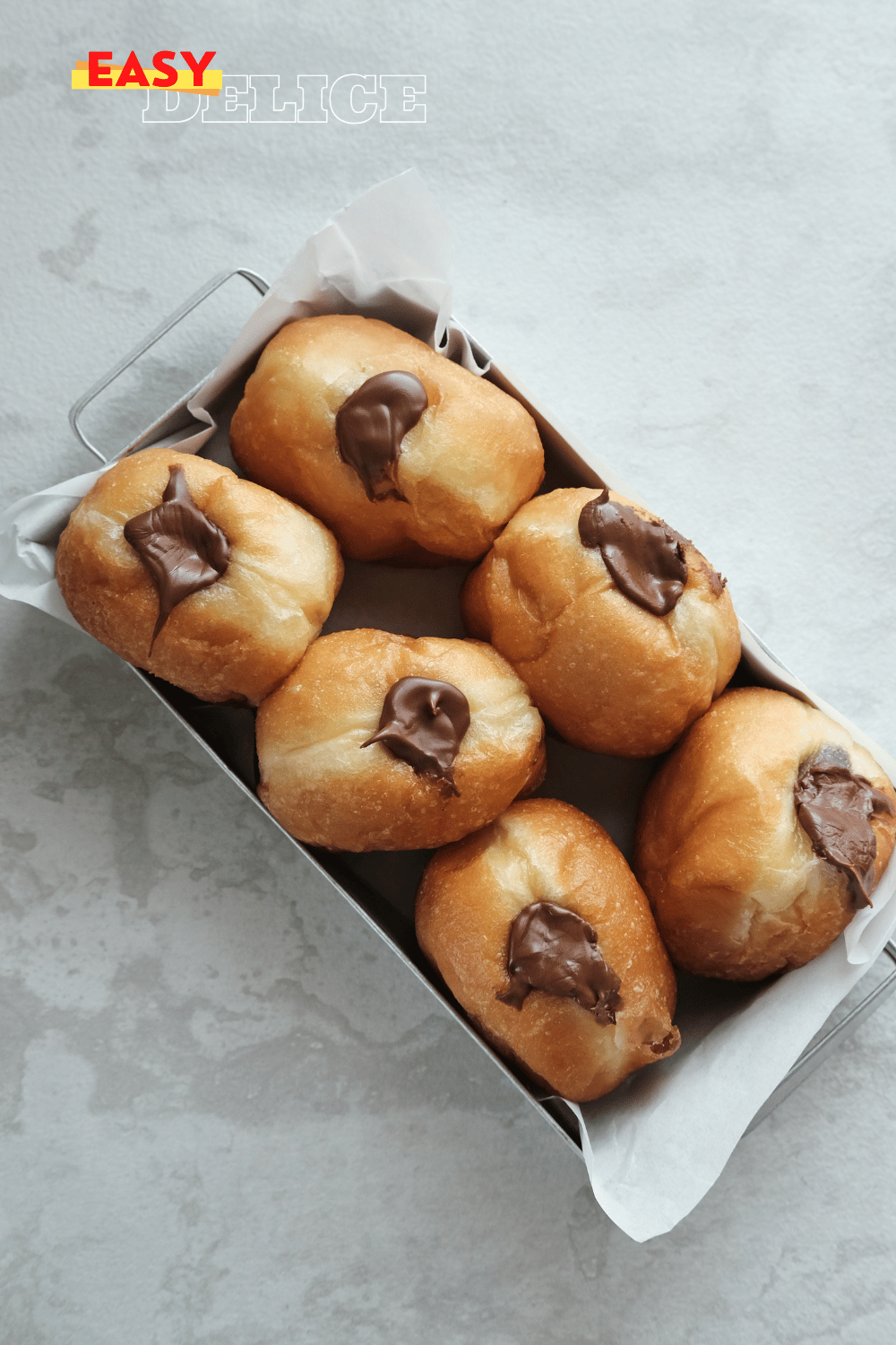 Photo de bomboloni au four moelleux et dorés sur une assiette