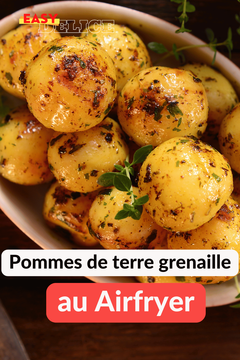 Pommes de terre grenaille croustillantes cuites à l’airfryer, prêtes à être servies avec des herbes fraîches.