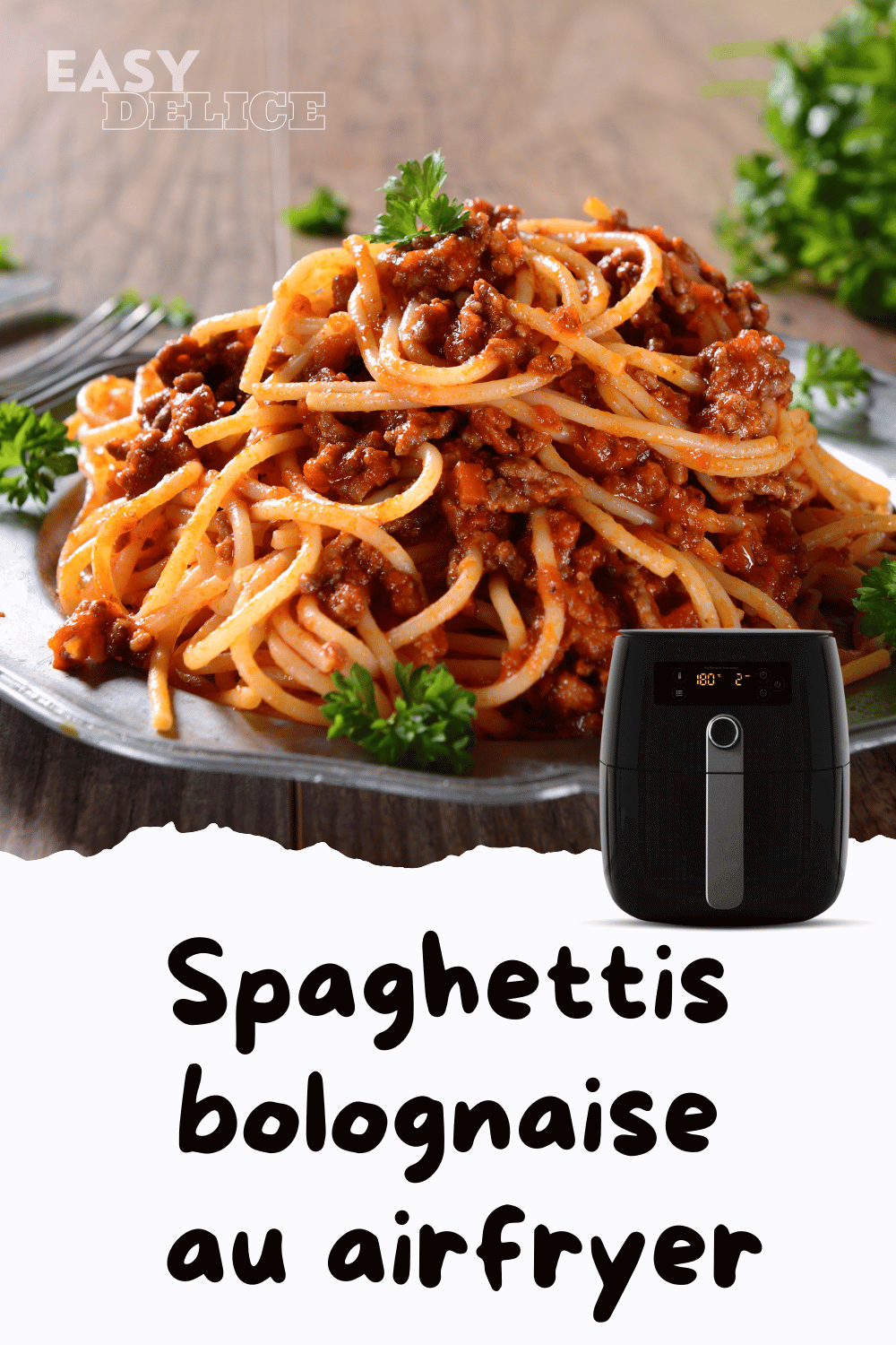 Spaghettis bolognaise servis dans un plat, garnis de parmesan et de persil frais.