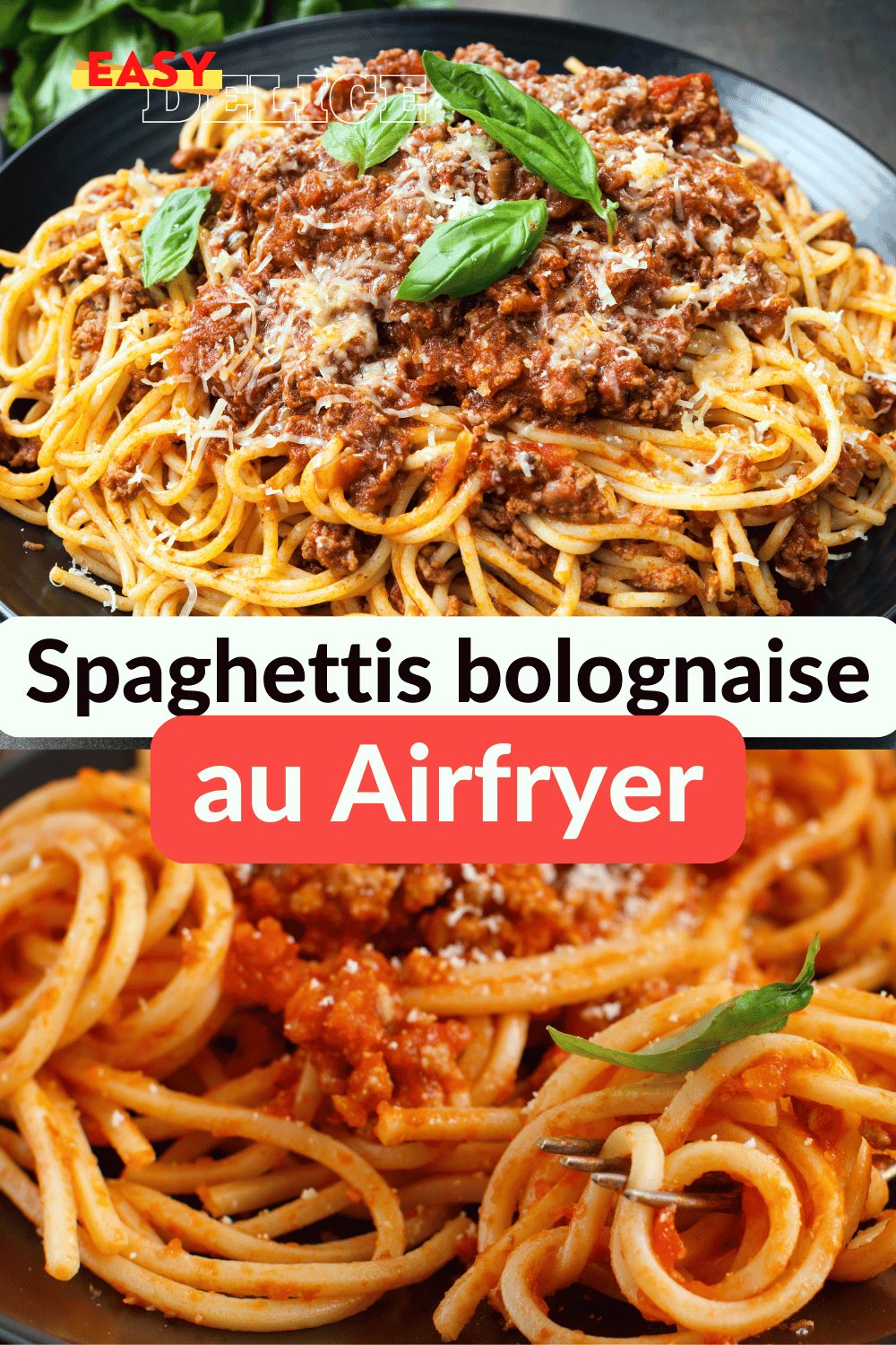 Spaghettis bolognaise servis dans un plat, garnis de parmesan et de persil frais.