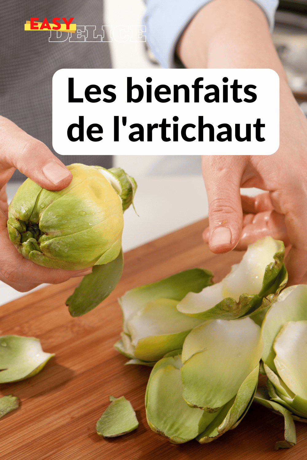 Artichaut frais avec des feuilles bien serrées et une tige ferme, prêt à être cuisiné