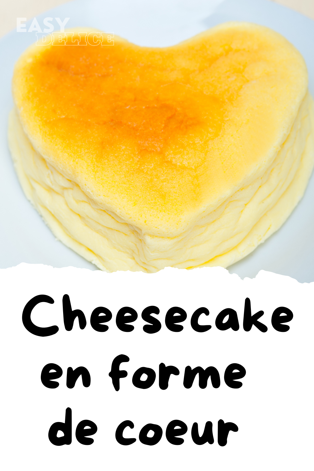 Cheesecake en forme de cœur avec coulis de fruits rouges et décoration élégante.