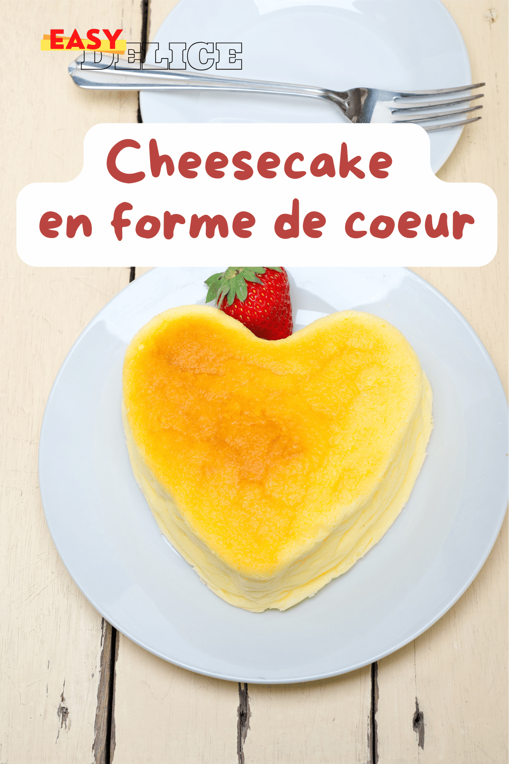 Cheesecake en forme de cœur avec coulis de fruits rouges et décoration élégante.