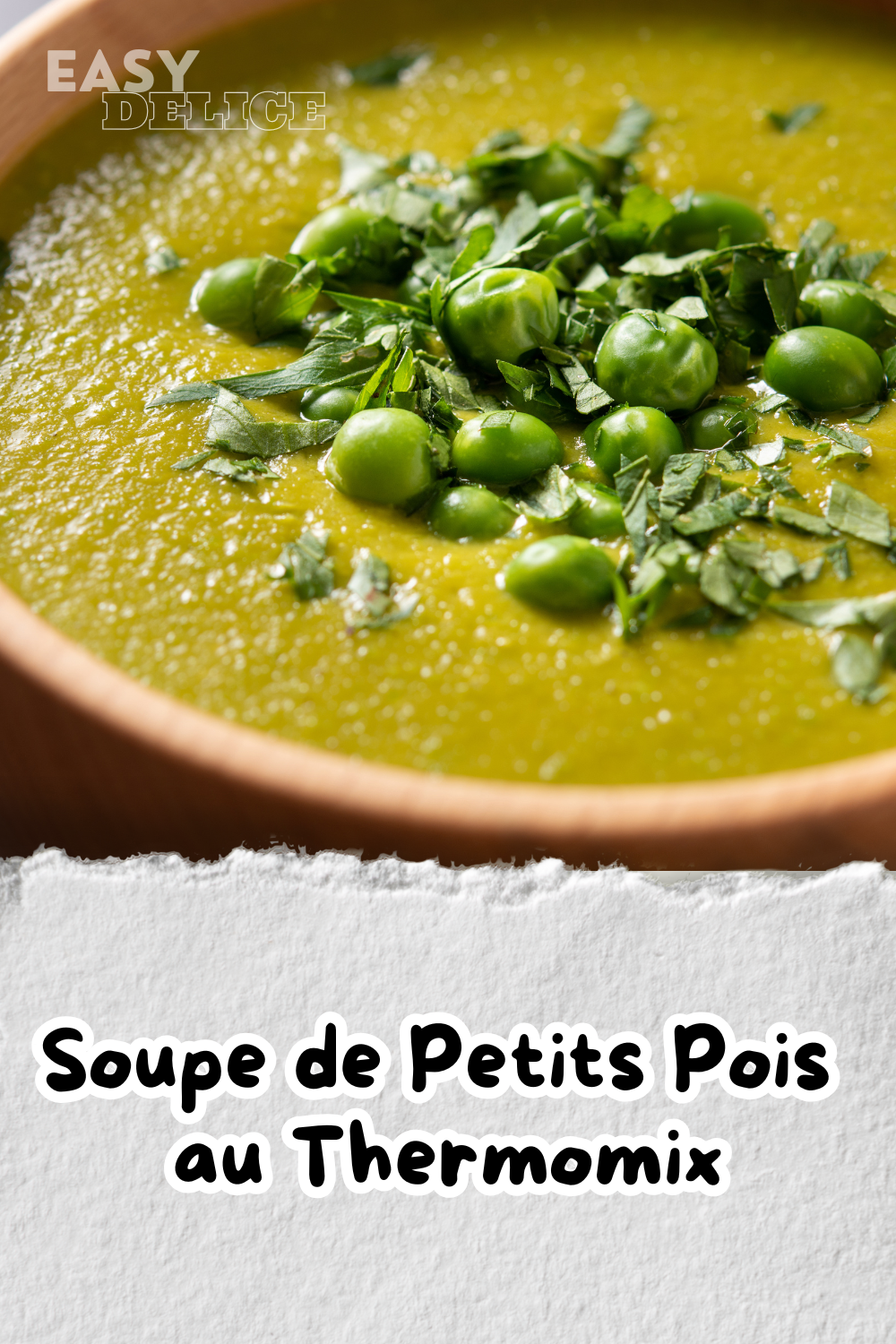 Soupe de petits pois onctueuse servie dans un bol avec croûtons et menthe fraîche