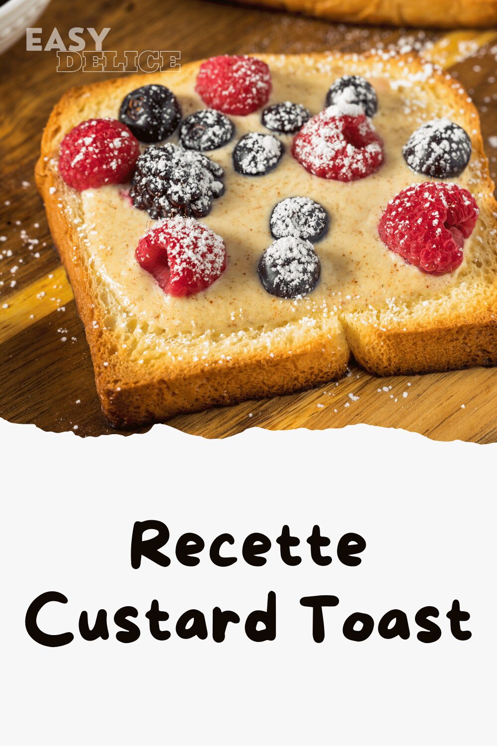 Custard toast doré et garni de fruits frais, servi sur une assiette.