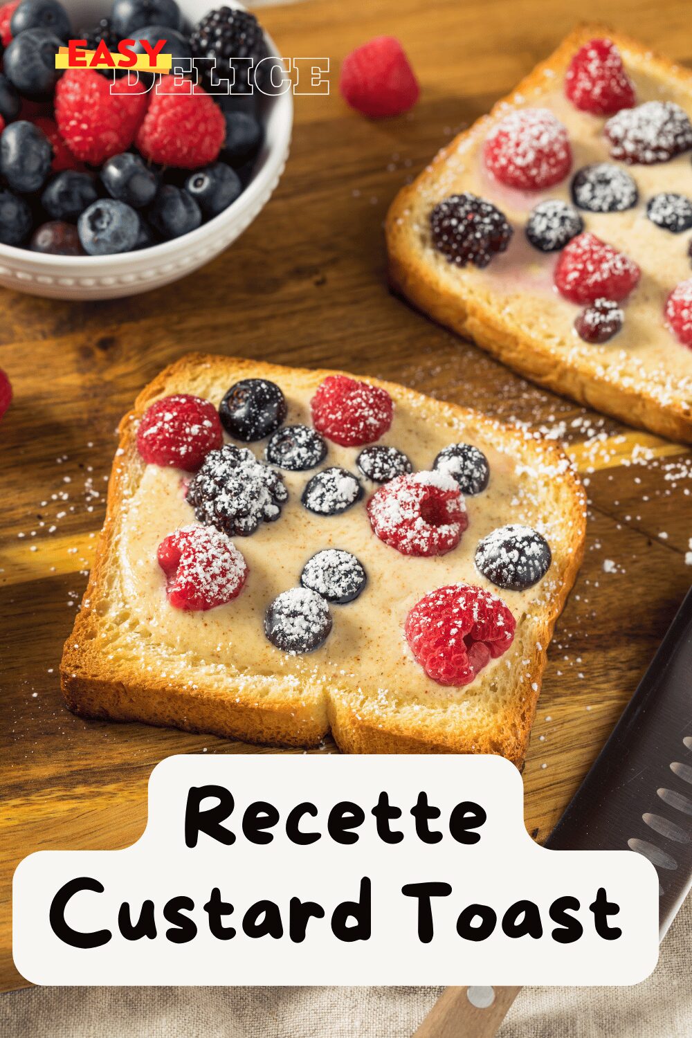 Custard toast doré et garni de fruits frais, servi sur une assiette.