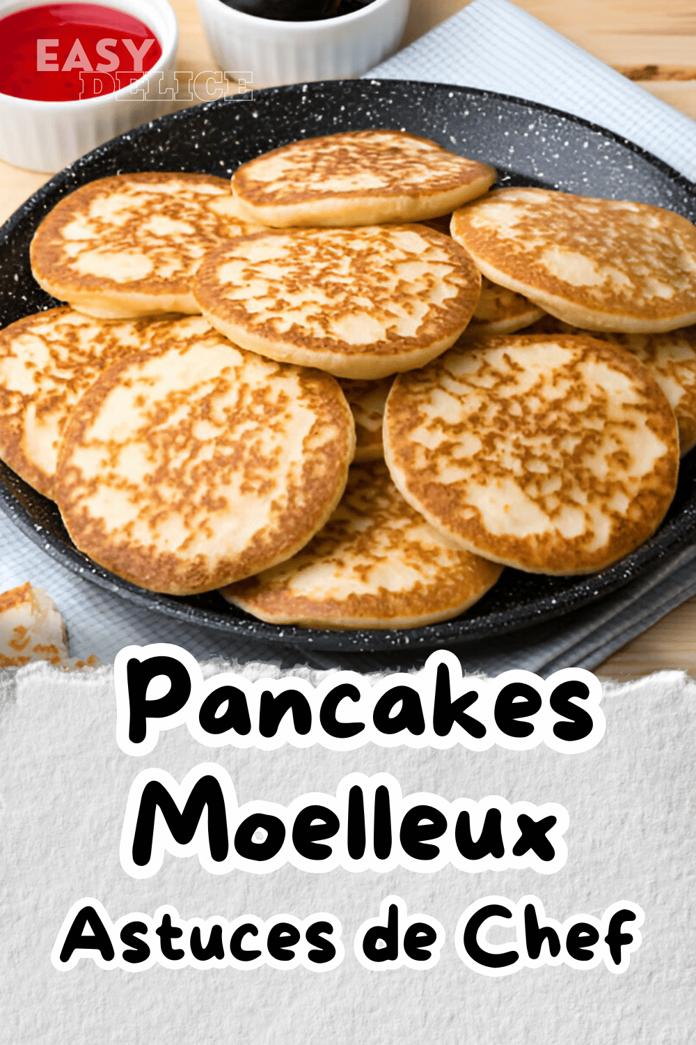 Pancakes moelleux empilés avec sirop d’érable