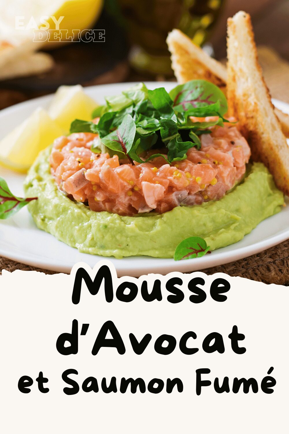 Mousse d’avocat et saumon fumé servie dans une verrine élégante, garnie d’aneth et de citron.