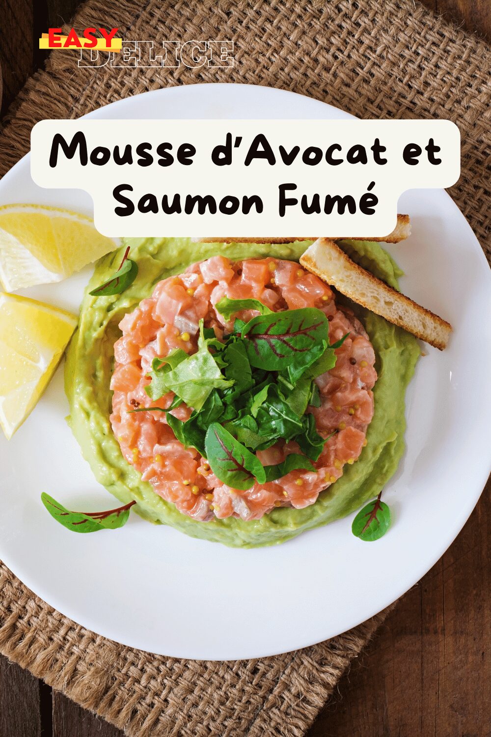 Mousse d’avocat et saumon fumé servie dans une verrine élégante, garnie d’aneth et de citron.