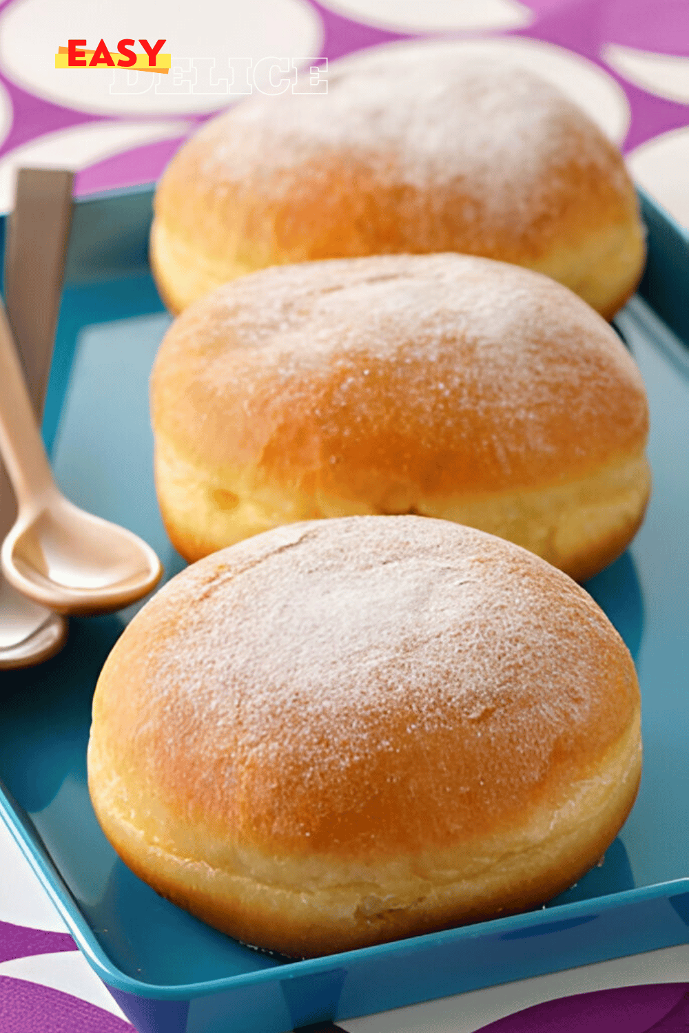 Beignets moelleux maison dorés, saupoudrés de sucre