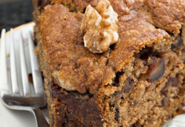 Gâteau moelleux aux dattes fraîchement préparé, parfait pour un dessert gourmand.