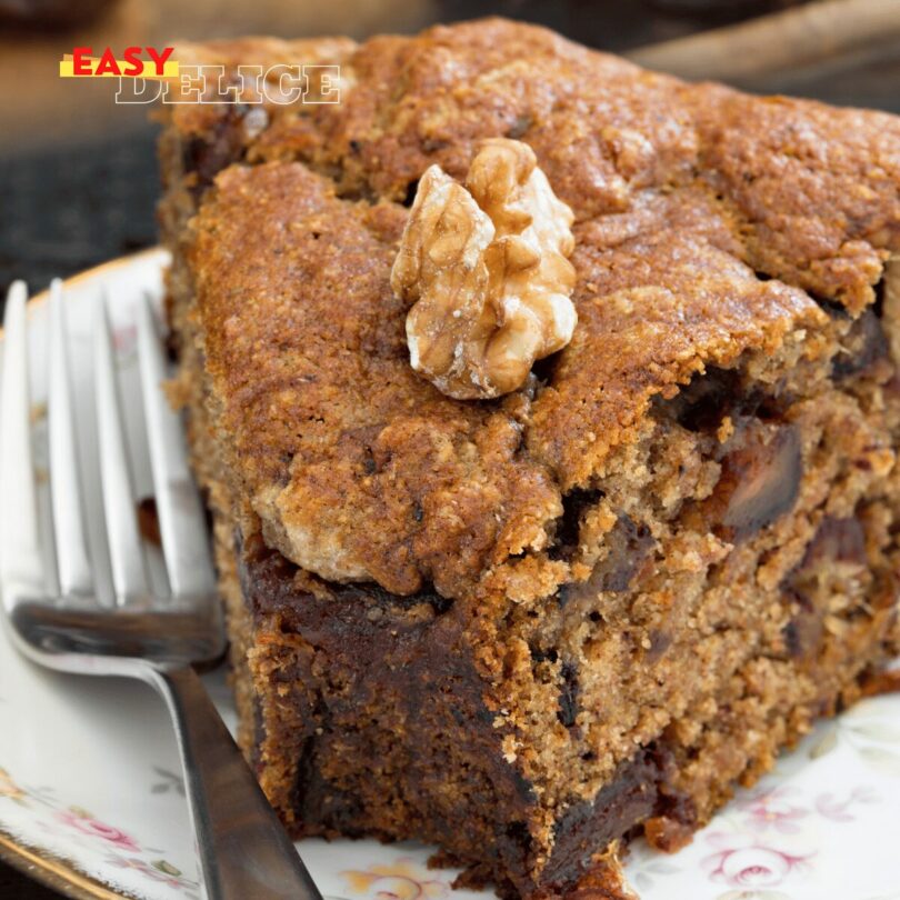 Gâteau moelleux aux dattes fraîchement préparé, parfait pour un dessert gourmand.