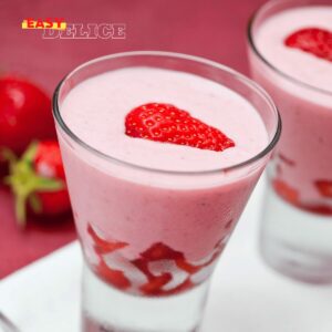 Mousse aux fraises aérienne, servie dans une verrine avec des morceaux de fraises fraîches.