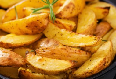 Quartiers de pommes de terre dorés et croustillants, assaisonnés aux herbes et épices.