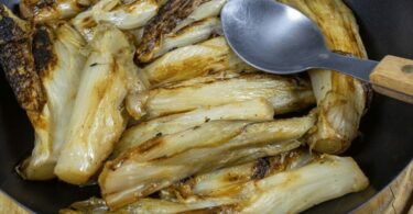 Endives braisées à la poêle, un plat savoureux et facile à préparer.