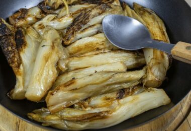 Endives braisées à la poêle, un plat savoureux et facile à préparer.