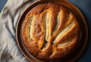 Gâteau aux bananes moelleux, cuit à la poêle, avec une belle caramélisation.