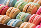 Macarons colorés parfaits avec garniture crémeuse