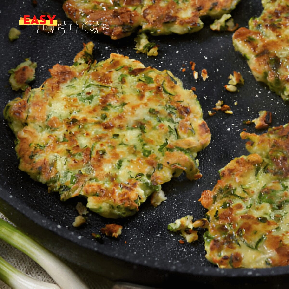 Galettes de courgettes dorées et croustillantes servies avec une sauce maison.