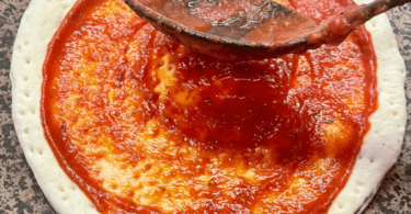 Pâte à pizza souple et légère prête à être étalée