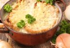 Soupe à l’oignon gratinée servie avec du fromage fondu et des croûtons dorés.