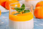 Mousse aux clémentines servie en verrine avec zestes et feuilles de menthe.