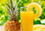 Jus d’ananas frais dans un verre, décoré d’une tranche d’ananas et de glaçons, une boisson tropicale et rafraîchissante