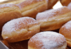 Photo de bomboloni au four moelleux et dorés sur une assiette