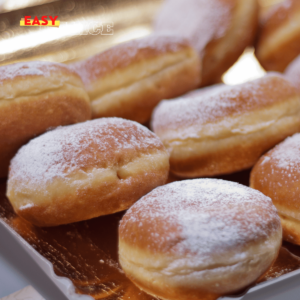 Photo de bomboloni au four moelleux et dorés sur une assiette