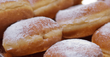 Photo de bomboloni au four moelleux et dorés sur une assiette