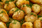 Pommes de terre grenaille croustillantes cuites à l’airfryer, prêtes à être servies avec des herbes fraîches.