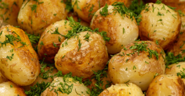 Pommes de terre grenaille croustillantes cuites à l’airfryer, prêtes à être servies avec des herbes fraîches.