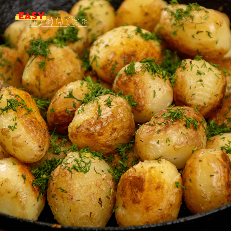 Pommes de terre grenaille croustillantes cuites à l’airfryer, prêtes à être servies avec des herbes fraîches.