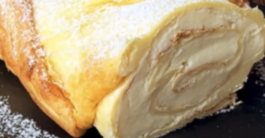 rouleau de crêpes à la crème aigre à la vanille