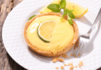 Tarte au citron moelleuse et acidulée cuite à l’airfryer, prête à être dégustée avec une touche de sucre glace.