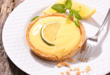 Tarte au citron moelleuse et acidulée cuite à l’airfryer, prête à être dégustée avec une touche de sucre glace.