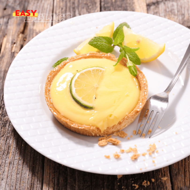 Tarte au citron moelleuse et acidulée cuite à l’airfryer, prête à être dégustée avec une touche de sucre glace.