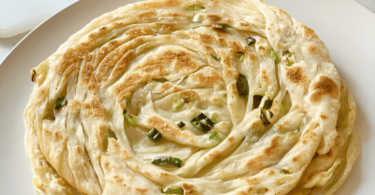 Scallion pancake croustillant avec des oignons verts