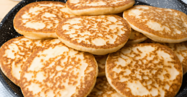 Pancakes moelleux empilés avec sirop d’érable