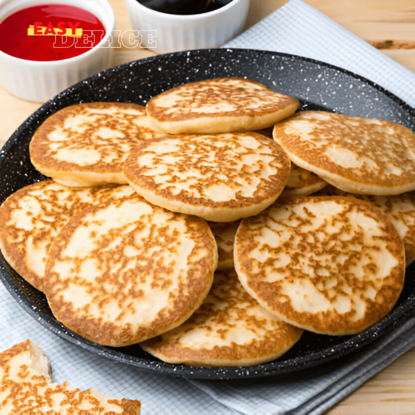 Pancakes moelleux empilés avec sirop d’érable