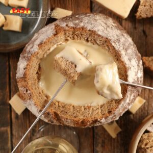 Fondue surprise en pain boule, croustillante et garnie de fromage fondu.