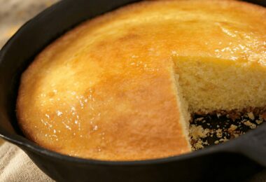 Gâteau Margherita moelleux à la vanille et au citron, cuit à la poêle.