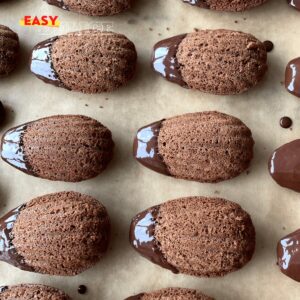 Madeleines au cacao moelleuses, dorées et légèrement bombées.