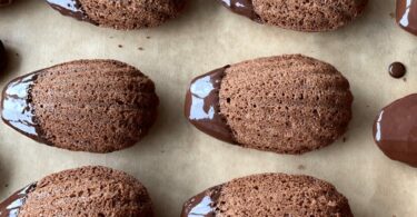 Madeleines au cacao moelleuses, dorées et légèrement bombées.