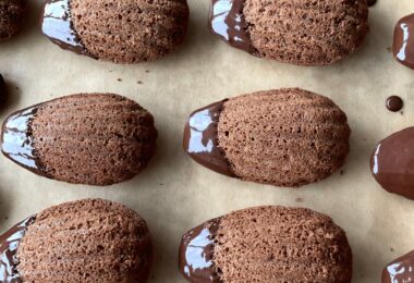 Madeleines au cacao moelleuses, dorées et légèrement bombées.