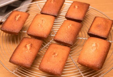 Financiers à l'orange moelleux et dorés, parsemés de zestes d’orange.