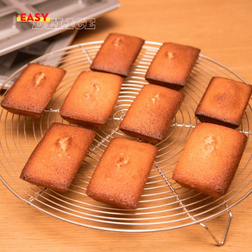 Financiers à l'orange moelleux et dorés, parsemés de zestes d’orange.